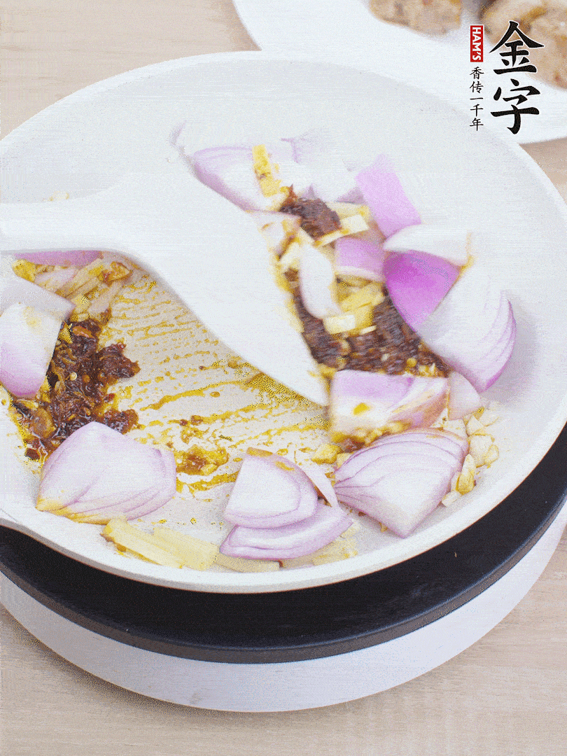 另起一鍋，姜、蒜末、1勺金字火腿大師醬、洋蔥塊炒香。