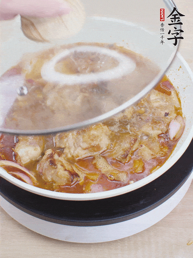 下小排翻炒，加1勺生抽、1點白砂糖和少許水燜2分鐘。