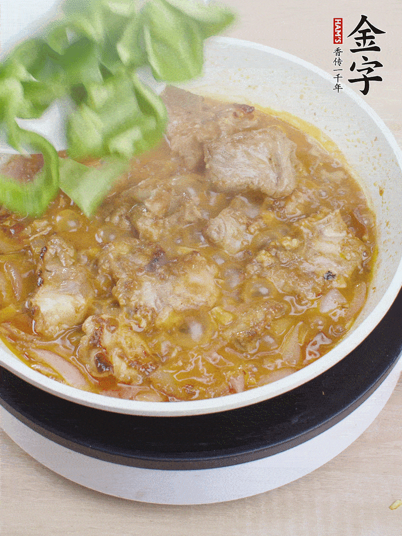 下青椒，翻炒炒至湯汁收干。