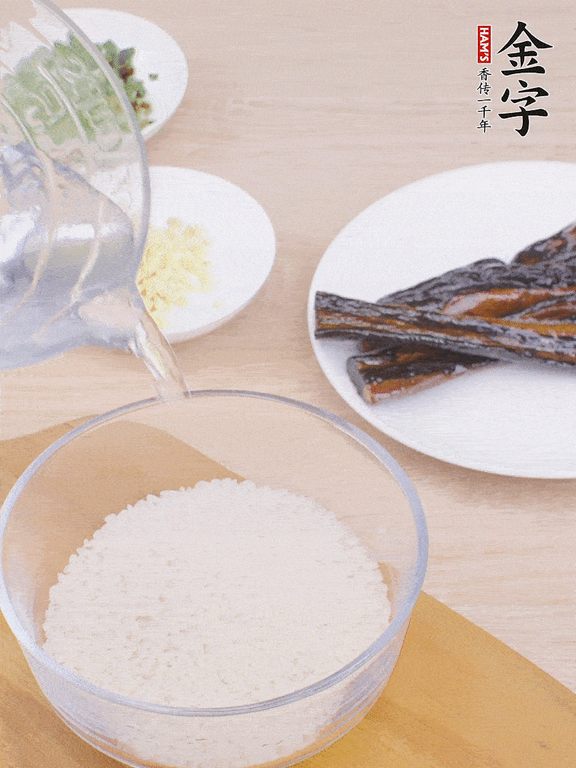 大米提前用清水浸泡1小時(shí)。