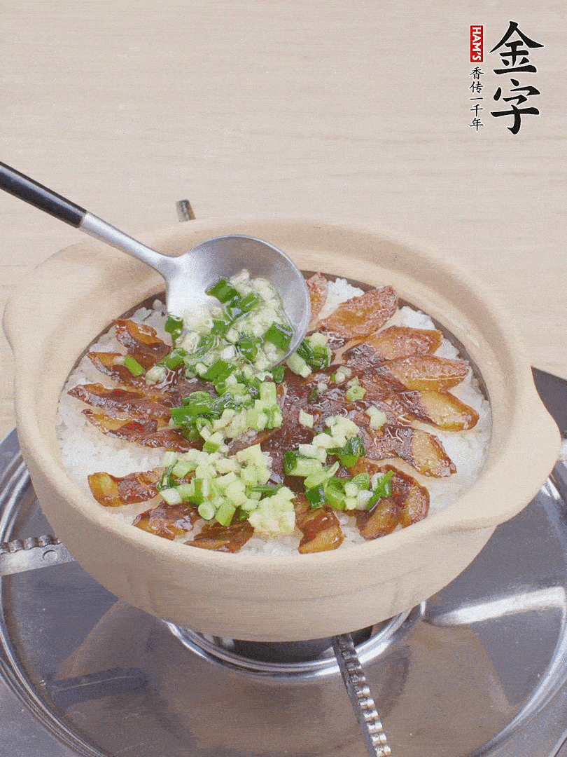 倒蔥姜醬再燜1分鐘。（也可以淋點(diǎn)生抽）