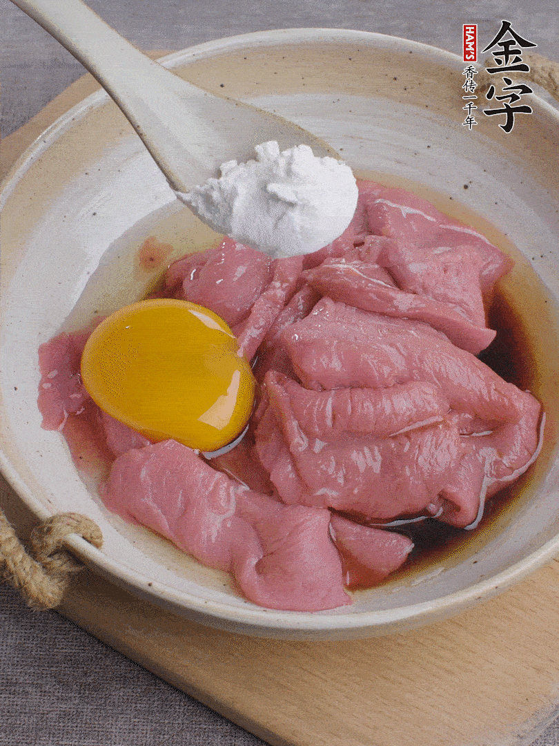 牛肉切片，雞蛋1個、水2勺、料酒1/2勺、生抽1/2勺、生粉1勺腌15分鐘。