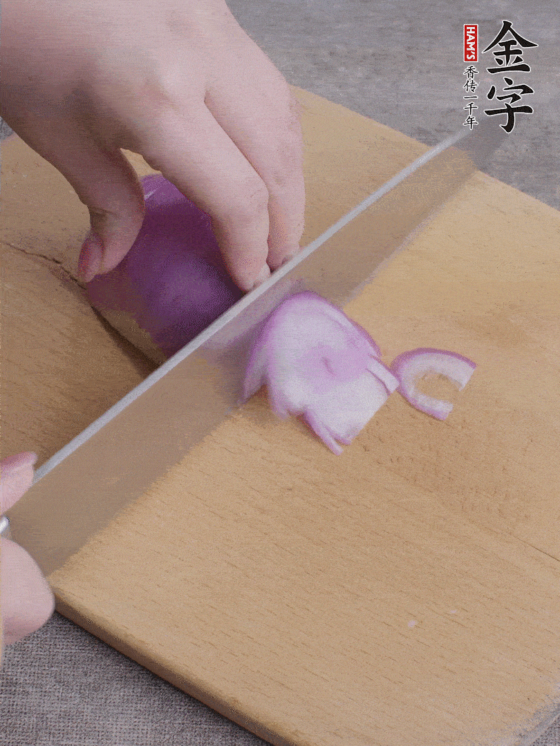 洋蔥切絲、蔥切段。