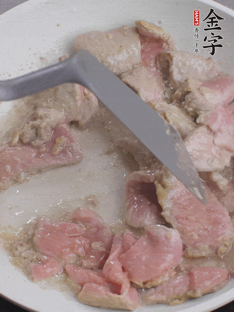 鍋中少油，下牛肉炒至變色。（盛出來）