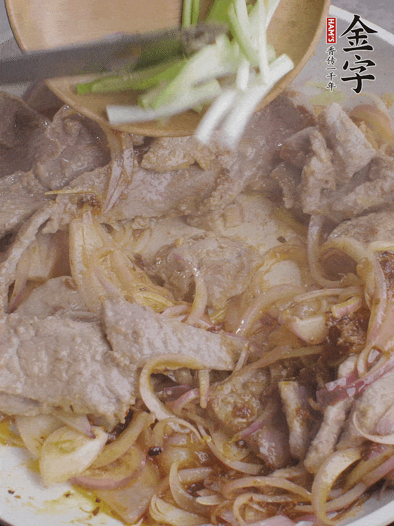 下牛肉、蔥段快炒。