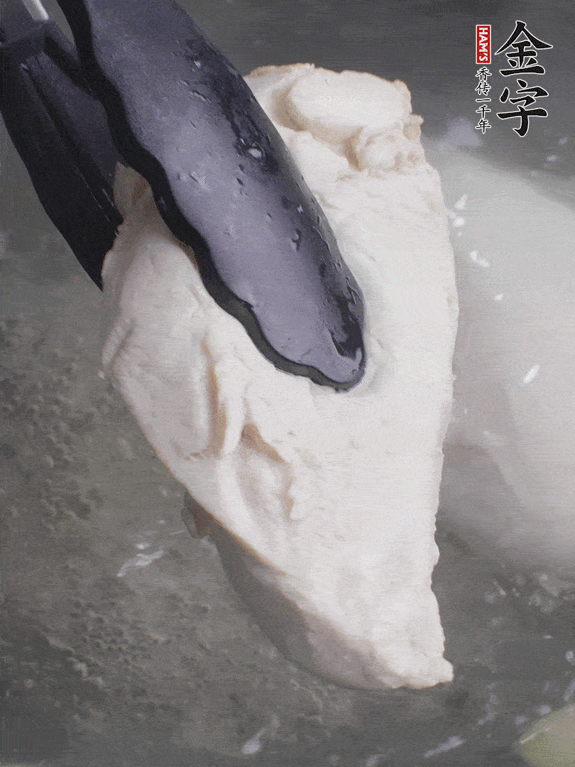 雞胸肉冷水下鍋，加姜片煮熟。過(guò)冰水撕成細(xì)絲。