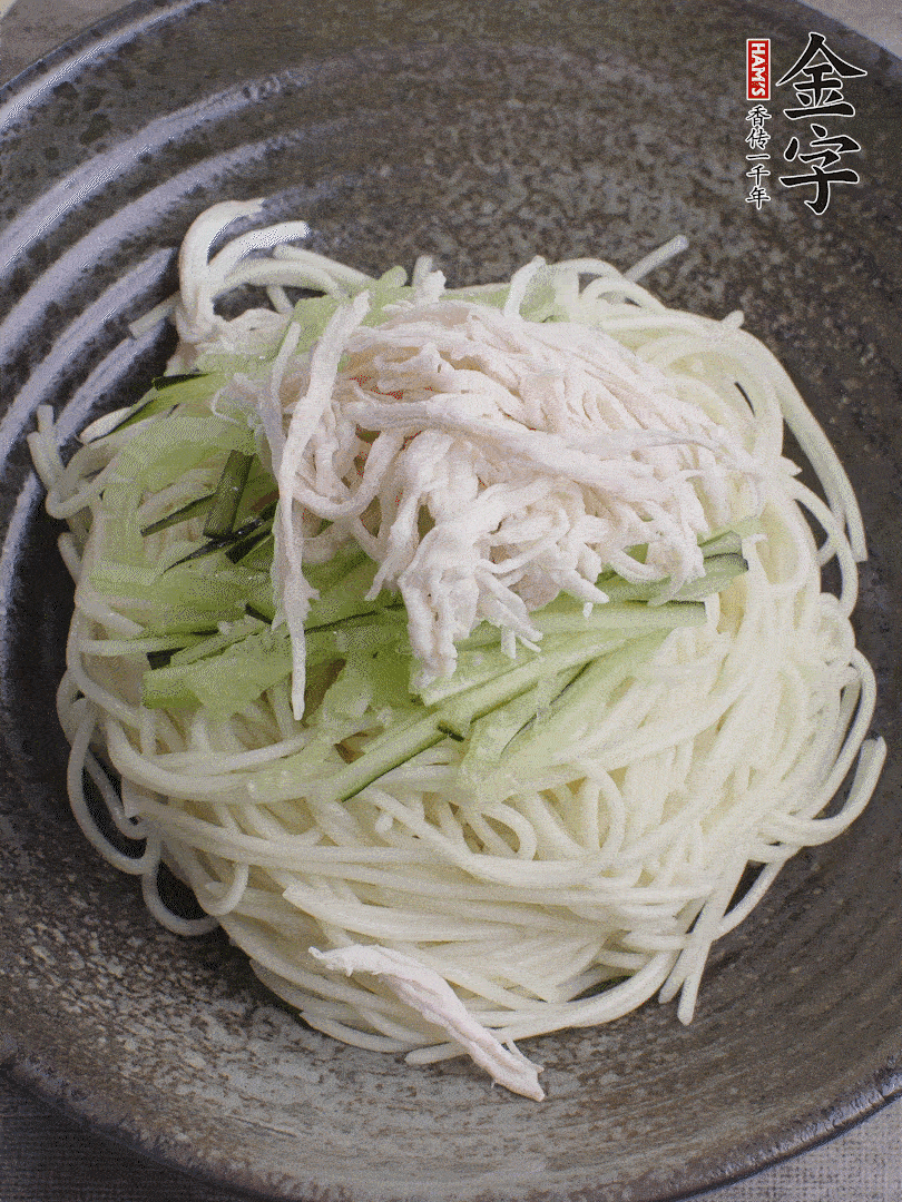 堿水面（熟）倒入大碗中，鋪上黃瓜絲、雞絲。