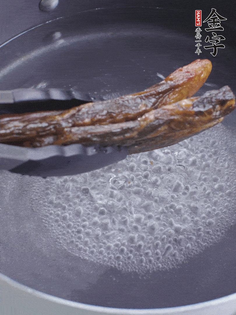 金字醬油肉水煮15分鐘，切薄片。