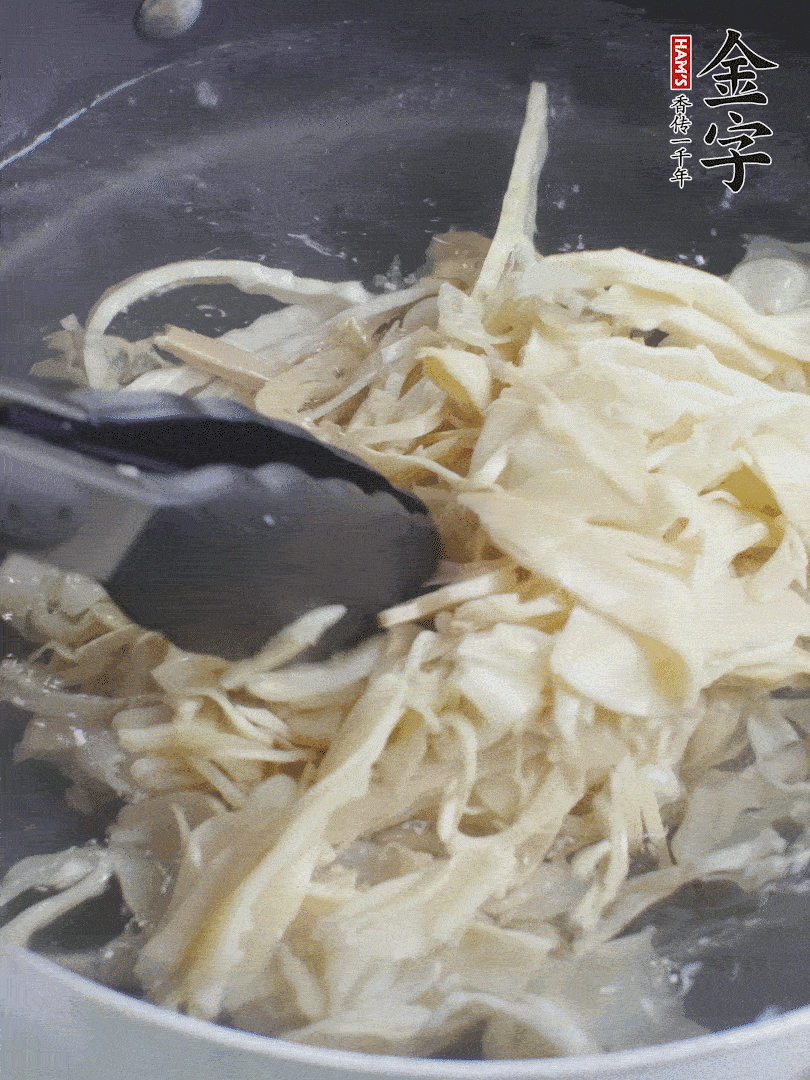 糯米筍焯水1分鐘，過涼水，擠干水份。