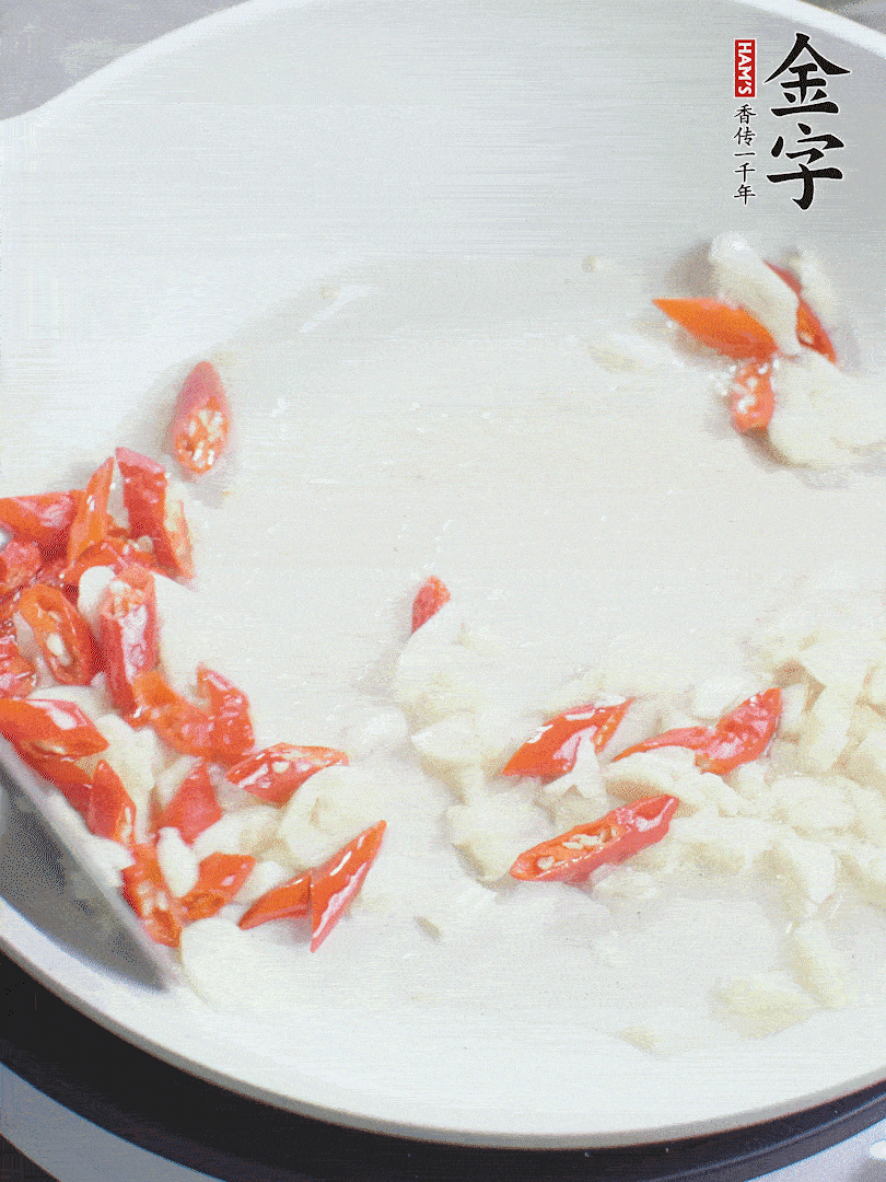 冷鍋熱油，下辣椒、大蒜煸香。