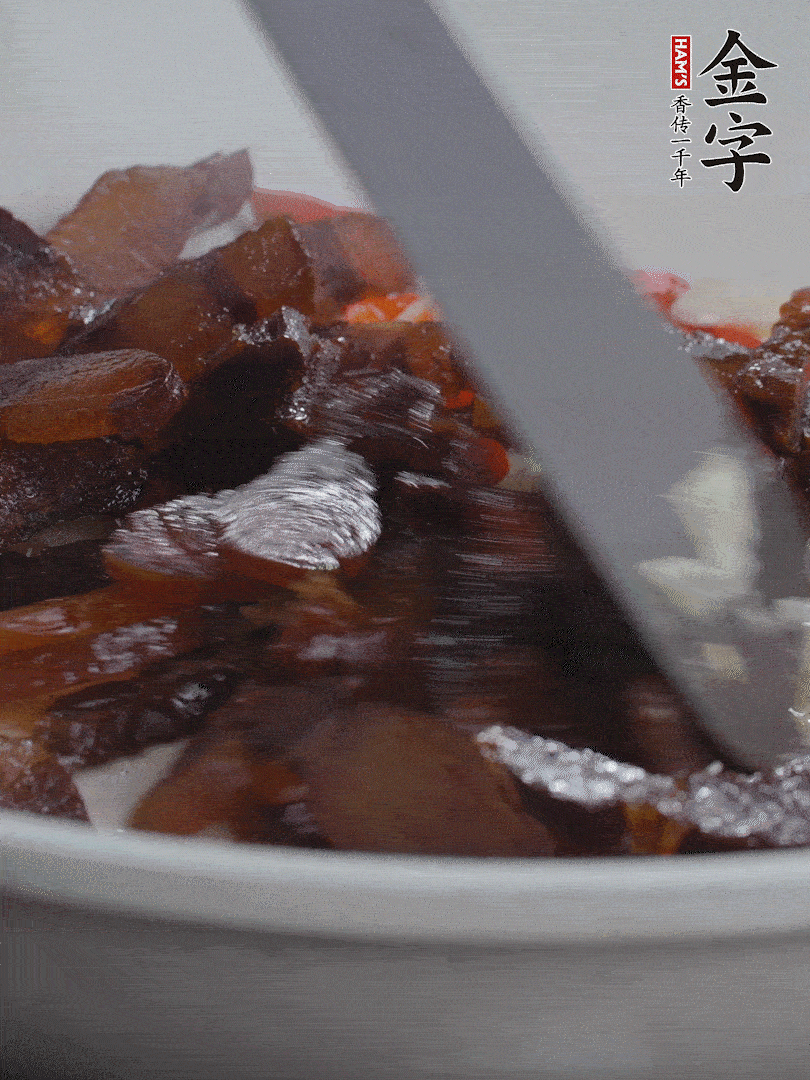 下醬油肉，煸出油脂。