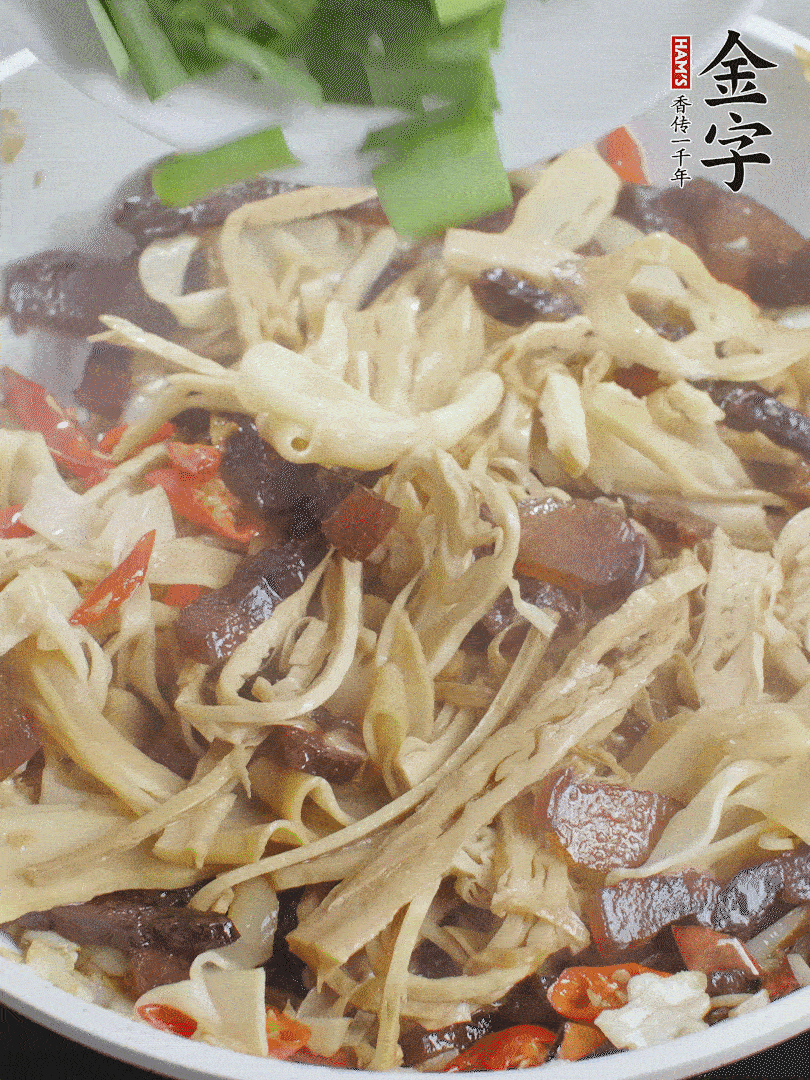 翻炒均勻，下蒜葉。