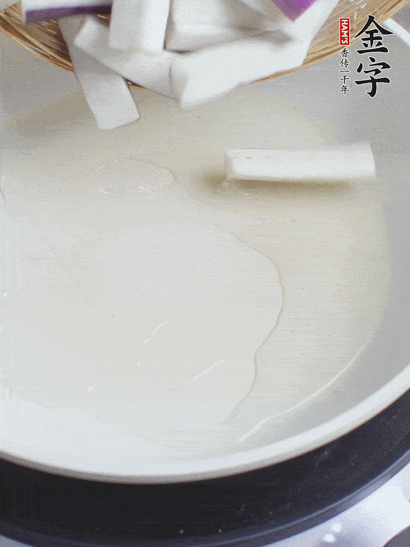 杭茄洗凈去蒂，縱向剖成4份，切成長(zhǎng)10cm左右的段。白洋蔥切絲。口蘑洗凈去掉柄。紅椒切菱形片。