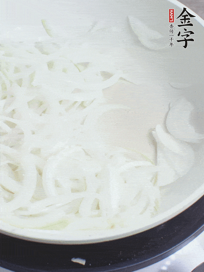 油熱下洋蔥絲、紅椒炒出香味。