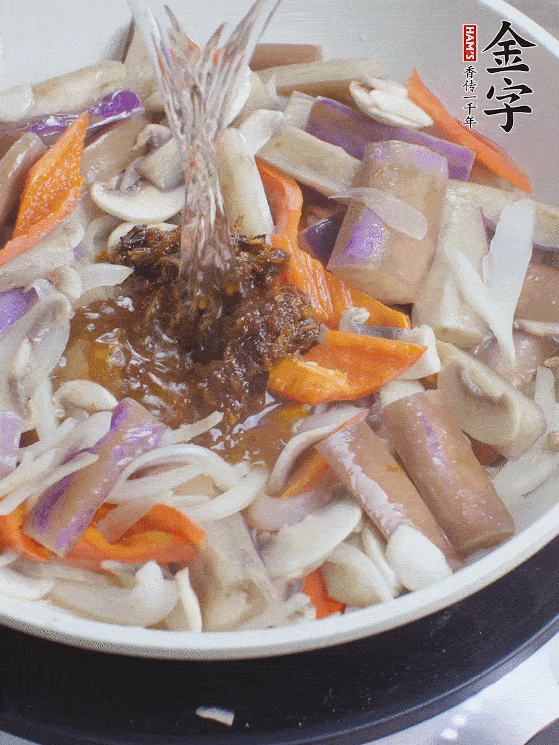 下茄子、口蘑，淋入料汁，加熱水份收干。