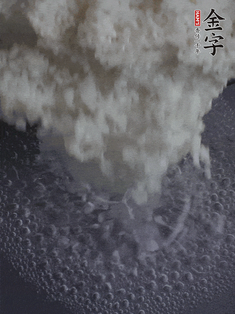 浸泡好的大米，沸水下鍋煮5分鐘，撈出瀝干。