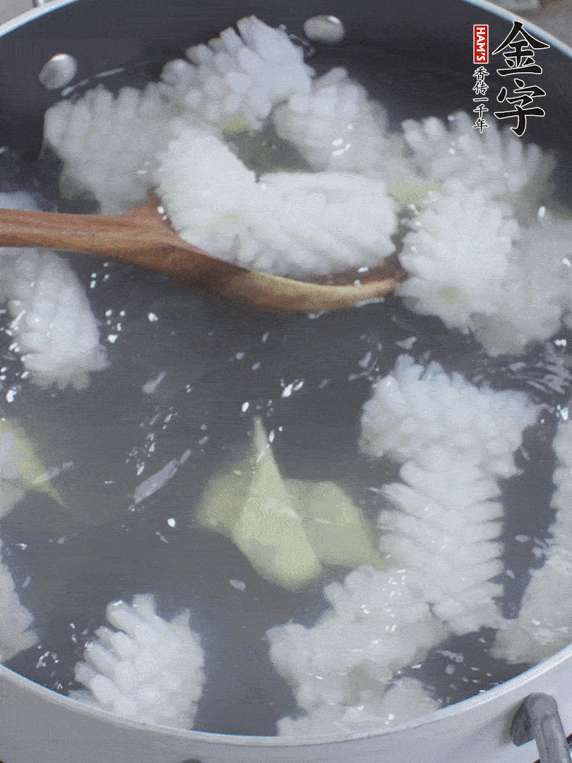 魷魚(yú)解凍后，加姜片、料酒汆燙30秒。