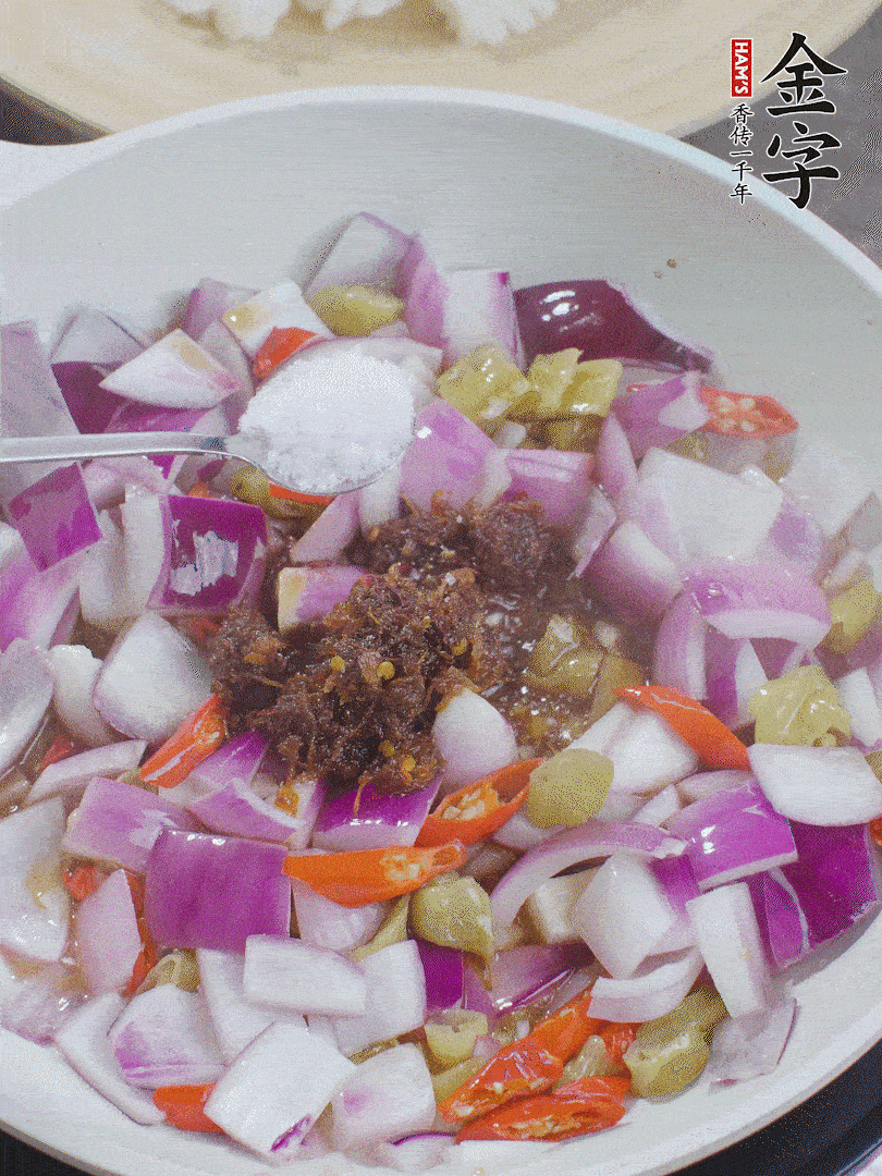 加1大勺金字火腿大師醬、2勺生抽、1勺糖，翻炒。