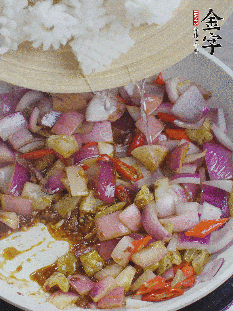 下魷魚(yú)花，2勺料酒炒勻。