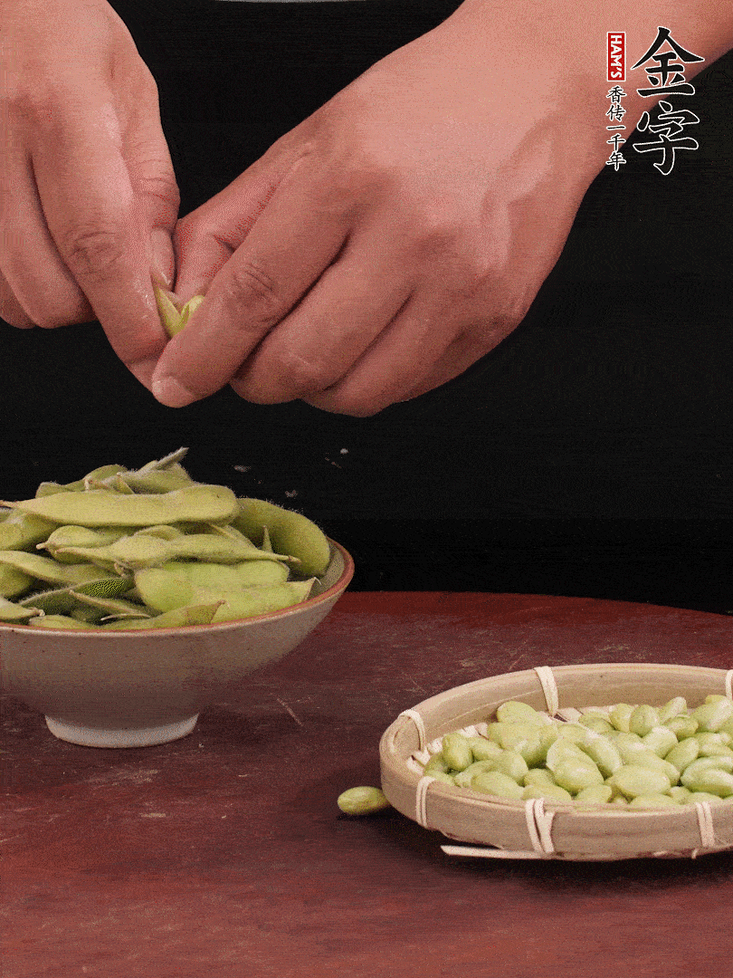 新鮮毛豆剝殼。