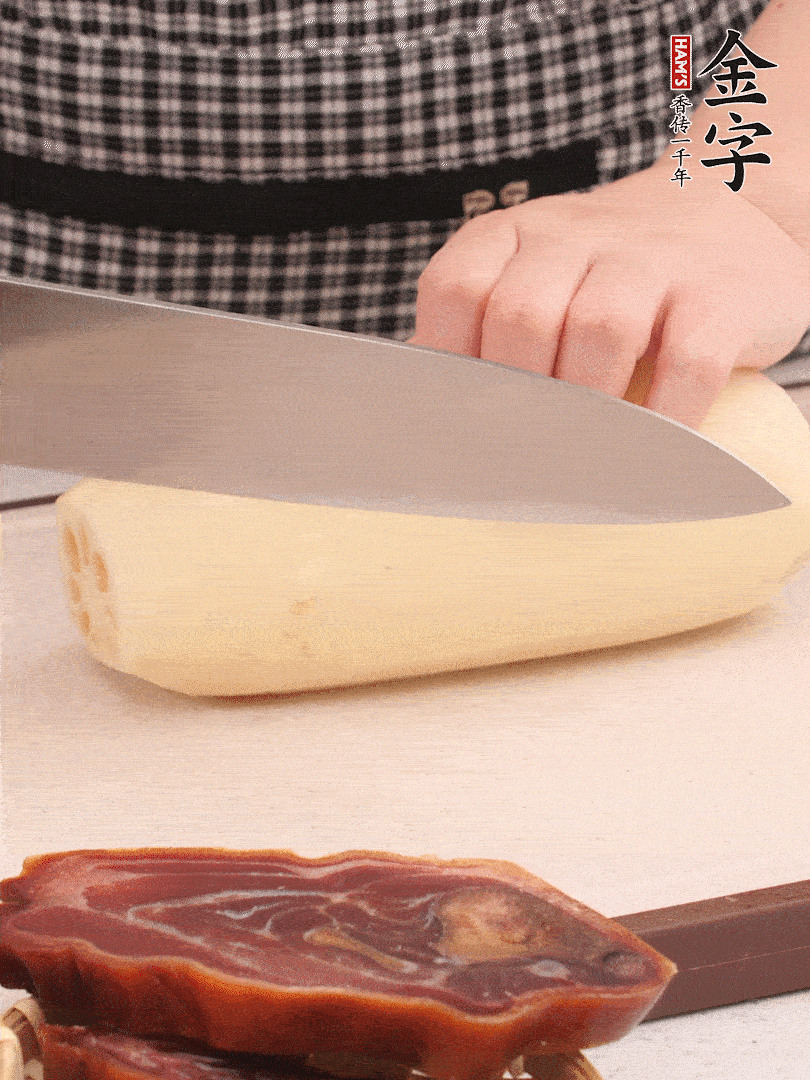 蓮藕削皮切塊。