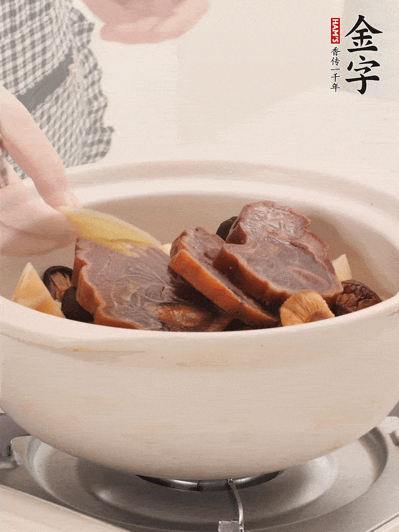 火腿、蓮藕、香菇放入砂鍋，加2片姜片，加水沒過1指。