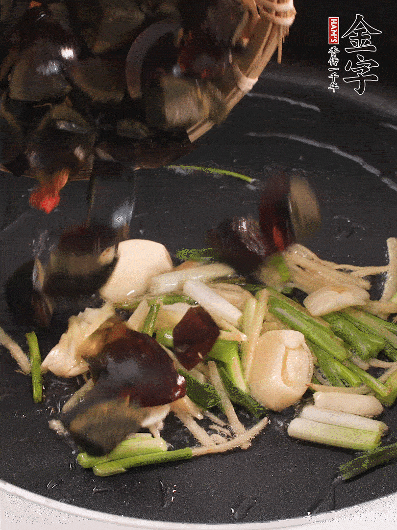 熱油爆香蔥姜，放入皮蛋翻炒至氣泡。