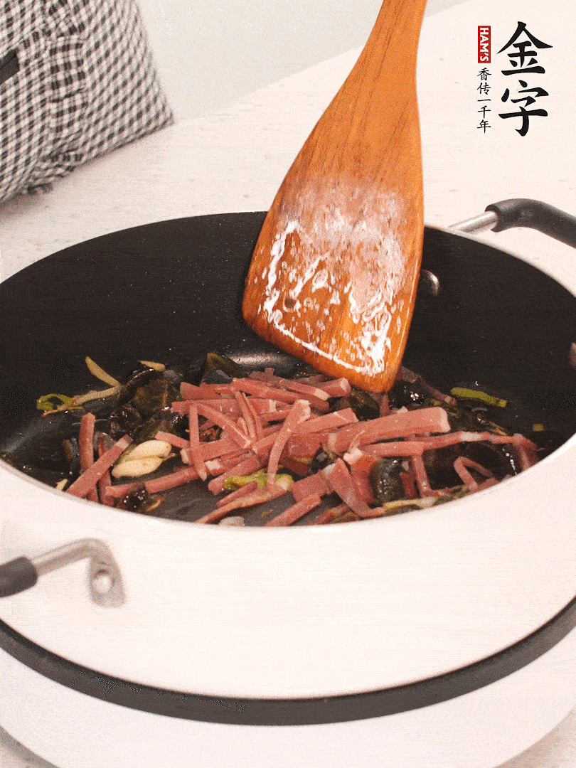 加入火腿煸炒一會(huì)，倒入開水燉煮15分鐘。