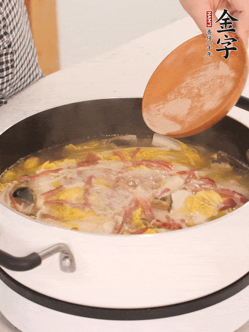 加適量的白胡椒調(diào)味。