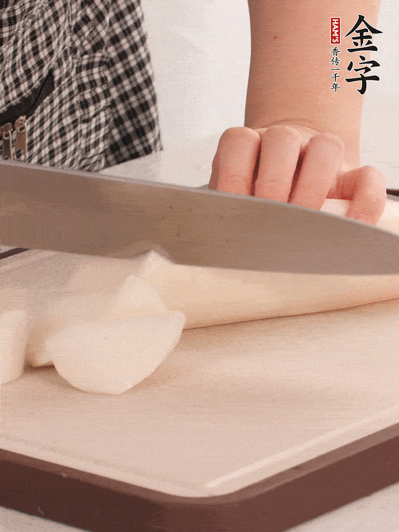 蘿卜切塊，火腿切片。