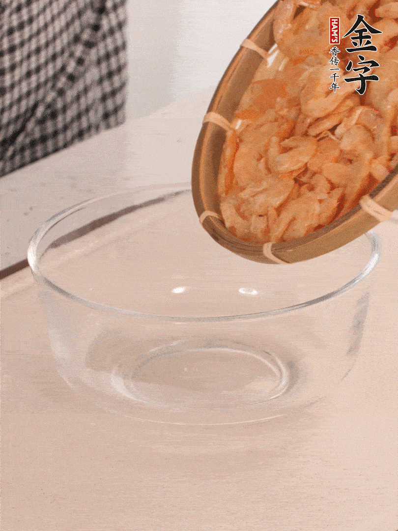 海米提前用溫水浸泡一會。