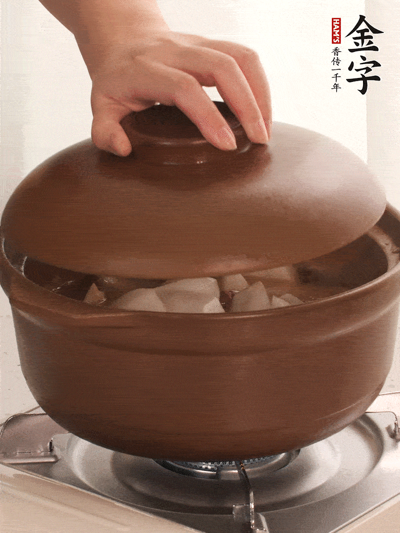 倒沒過食材的熱水，大火燒開。蓋上蓋子轉(zhuǎn)中小火，燉15-20分鐘。等蘿卜煮到喜歡的軟爛度就可以關火。