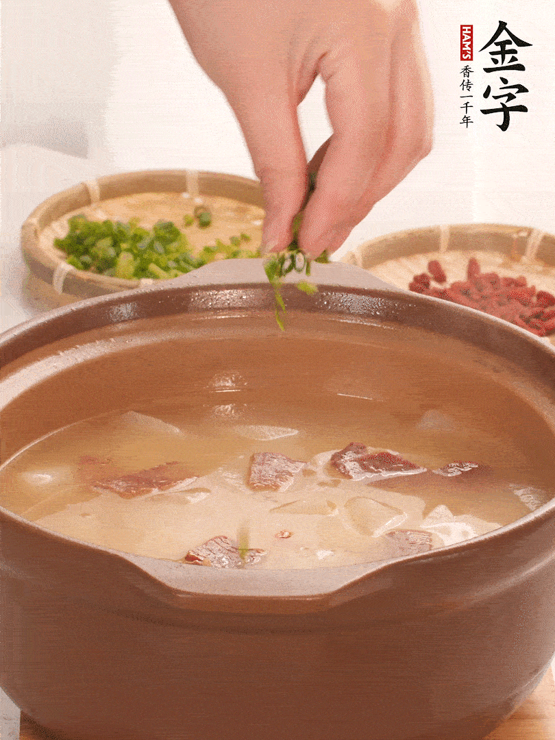 最后點綴點小蔥花、枸杞，增色提味。