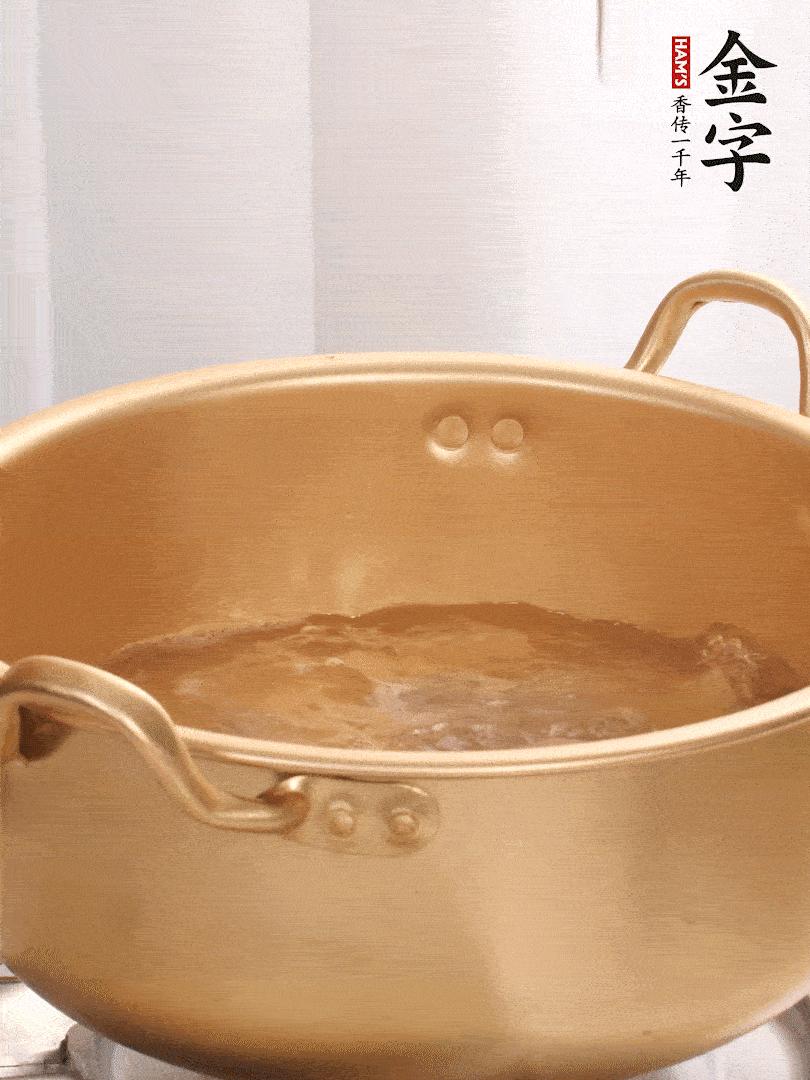 排骨加姜片、料酒，冷水下鍋焯水，撇去浮沫。