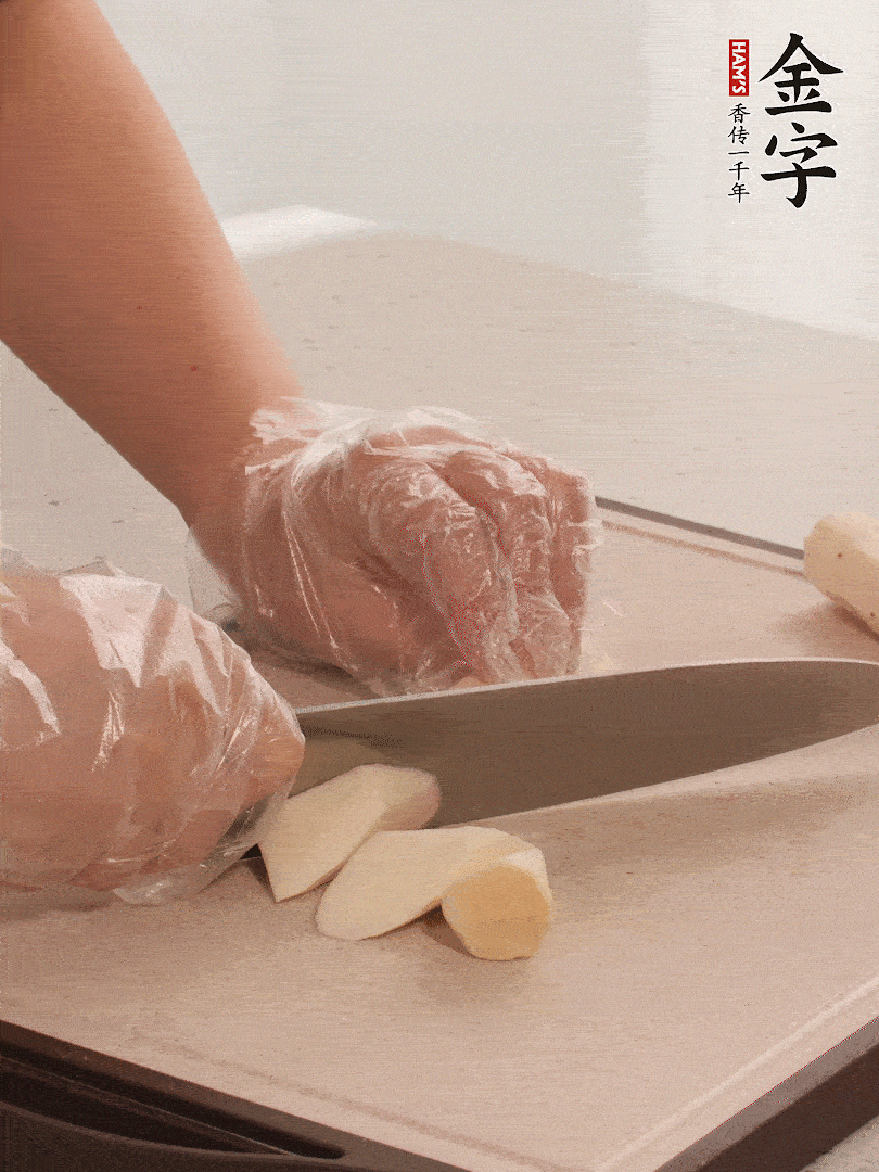 鐵棍山藥洗凈削皮，切斜刀塊。