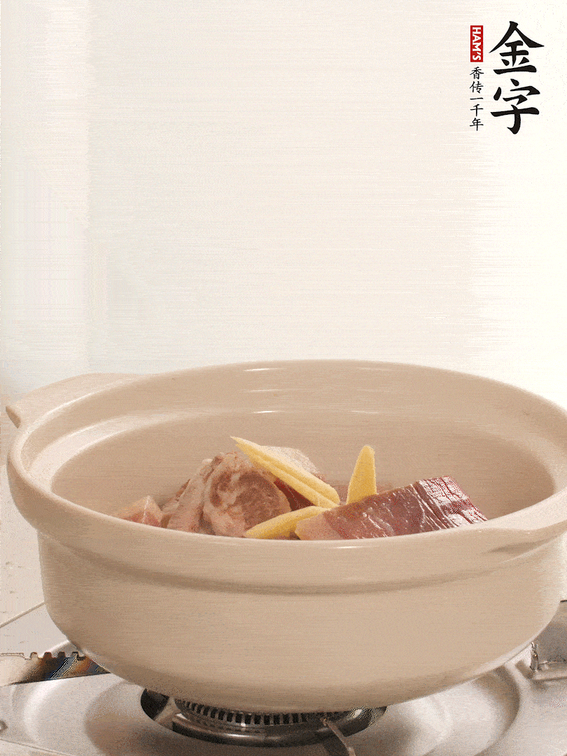 湯鍋放入排骨、火腿、姜，加適量水。煮開后轉(zhuǎn)小火燉40分鐘。