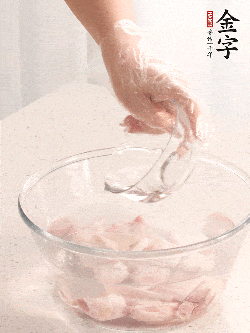 豬蹄除去雜毛、刮去油膩，斬成大塊，冷水浸泡半小時出血水，冷水下鍋，放入姜片、醋去腥，水燒開大約2分鐘，撈出。（白醋能夠讓豬蹄更白凈）