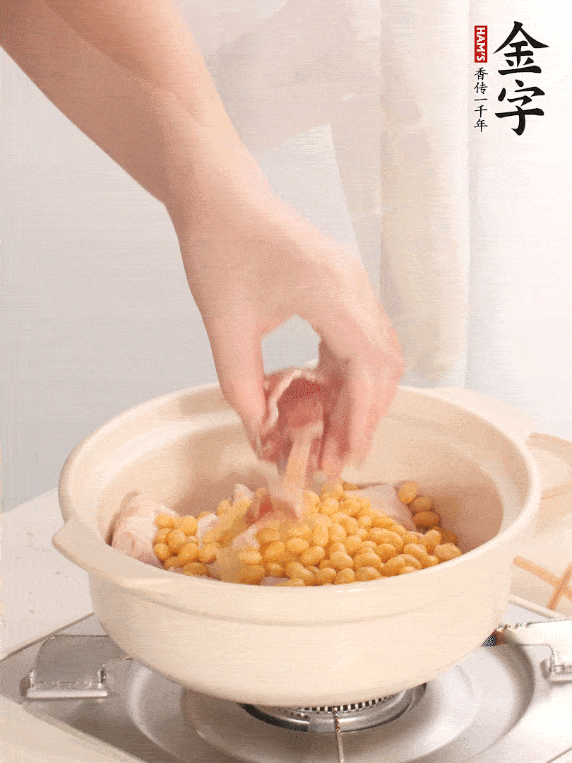 湯鍋放入豬蹄、姜片，加入黃豆、火腿，倒入足量的清水、適量料酒。