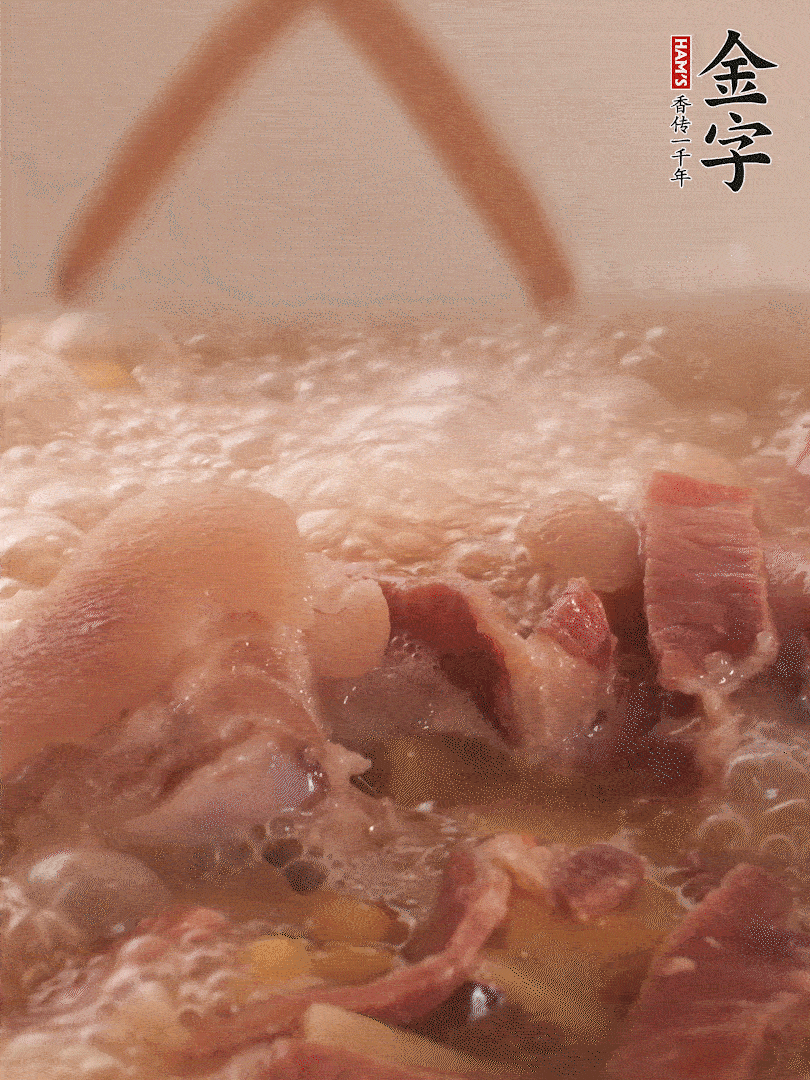 大火將水煮開后，蓋上鍋蓋，轉(zhuǎn)小火慢燉1個半小時。