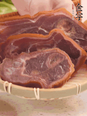 金字火腿蹄片溫水泡10分鐘。