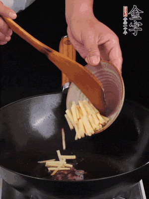 留少許余油，下姜絲、毛豆、火腿翻炒。