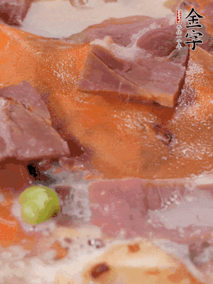 放適量料酒、清水煮到沸騰，再下蟹塊燜煮8分鐘。