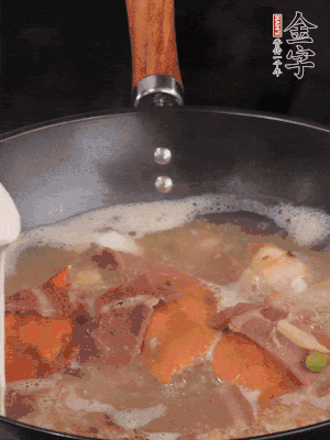 最后用面糊勾芡，燒至收汁，出鍋前撒點(diǎn)蔥段。