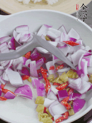 冷鍋熱油，下洋蔥、小米辣、泡椒，炒出香味。