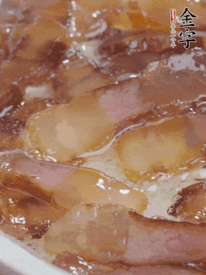 油5成熱，醬油肉煸香。