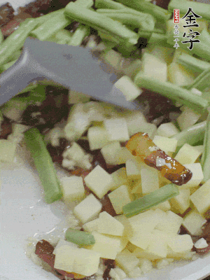 下蒜末、豆角、土豆塊翻炒。