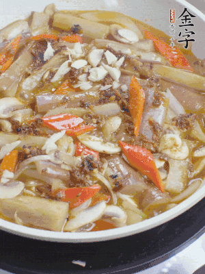 撒蒜末、香菜末。