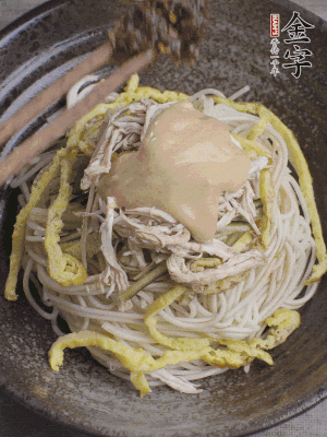 生抽1勺、醋1勺、芝麻醬1勺、金字火腿大師醬1勺。