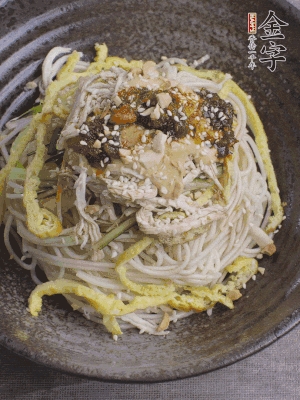 撒上花生碎、白芝麻、蔥花。