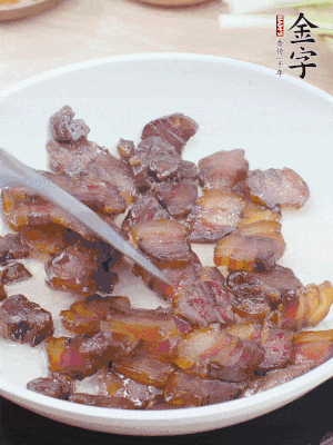 熱鍋少油，醬油肉煸出油脂，盛出。